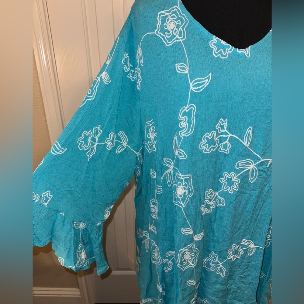 Catherines Blue Tunic Top Women’s 1X NWT Bell Sleeves Keyhole Back Rayon Flowy - Picture 3 of 12